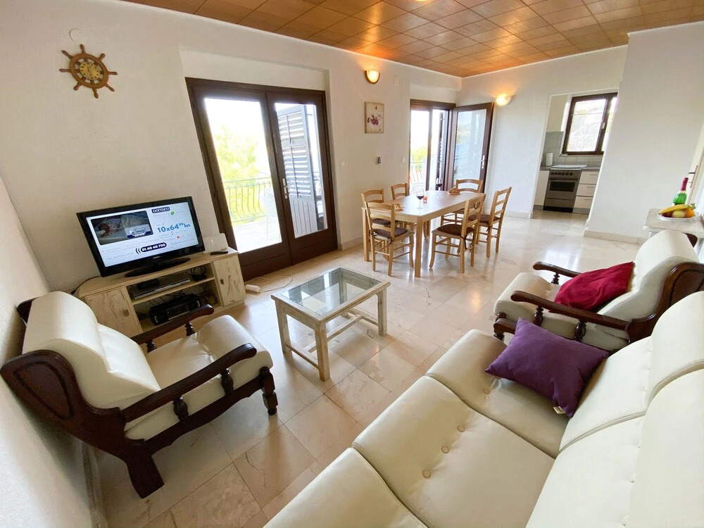 Inviting 3-bed Apartment in Okrug Donji Beachfront