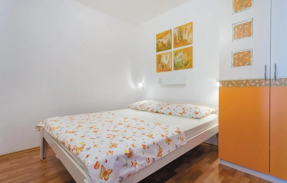 Beautiful Home in Okrug Donji With Wifi and 7 Bedrooms