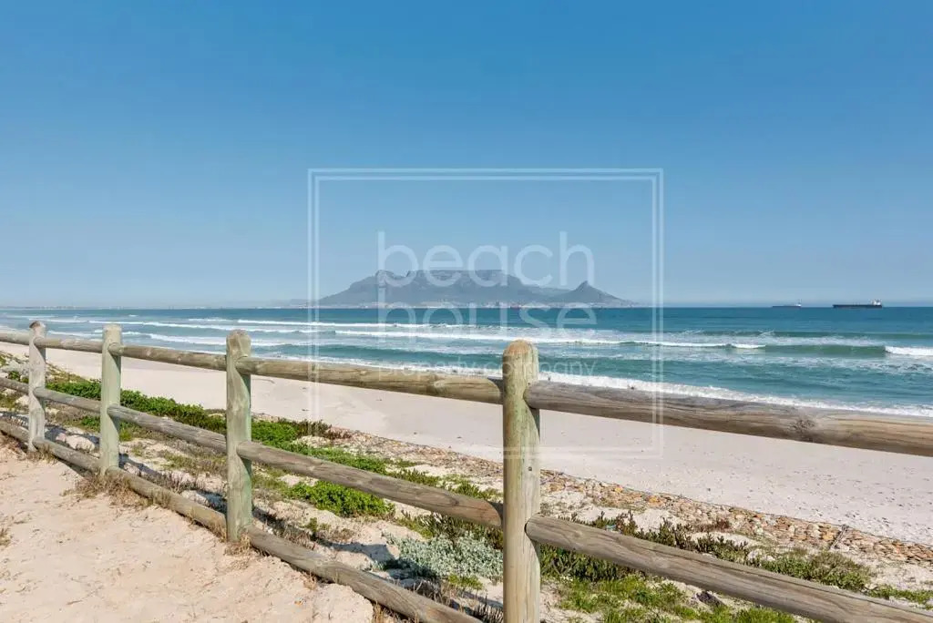 Warm Contemporary 2-bedroom apartment- Blouberg, Cape Town