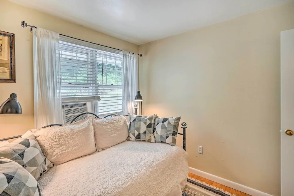 Stockbridge Home: Walk to Town Beach!