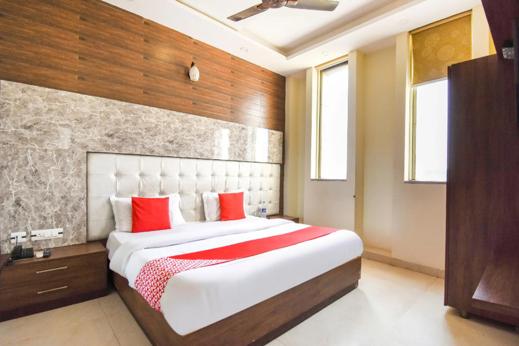 OYO 15947 Hotel Prabhat