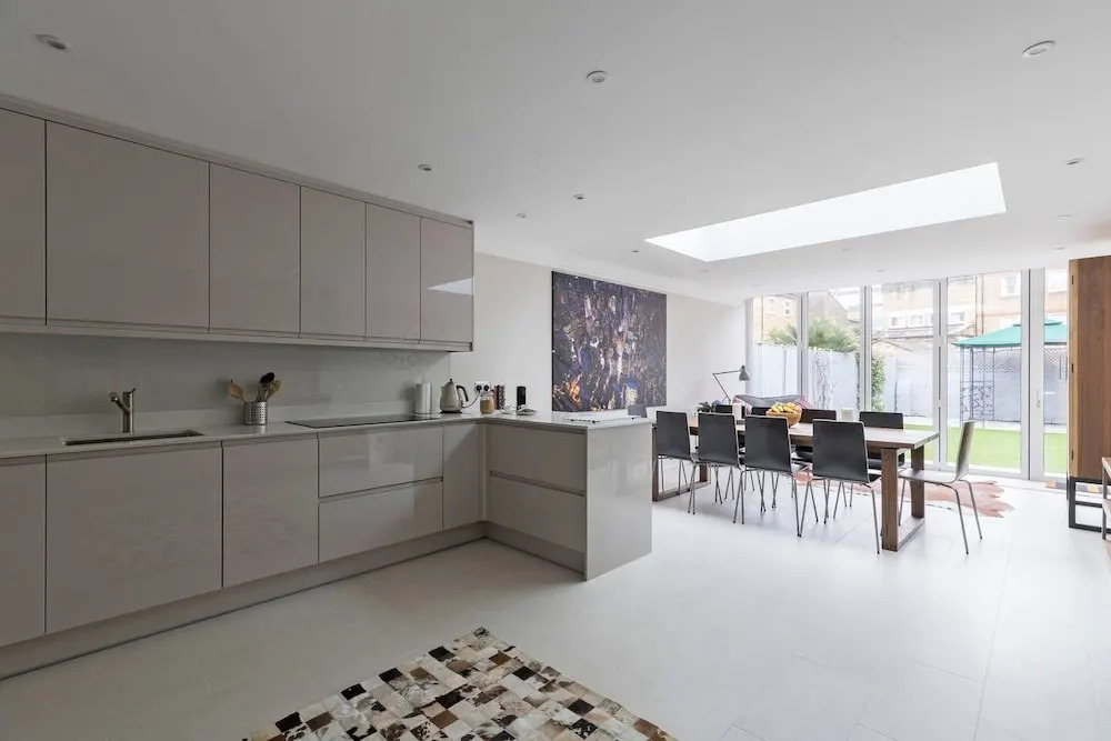 Gorgeous 5BR home with garden and parking in Battersea