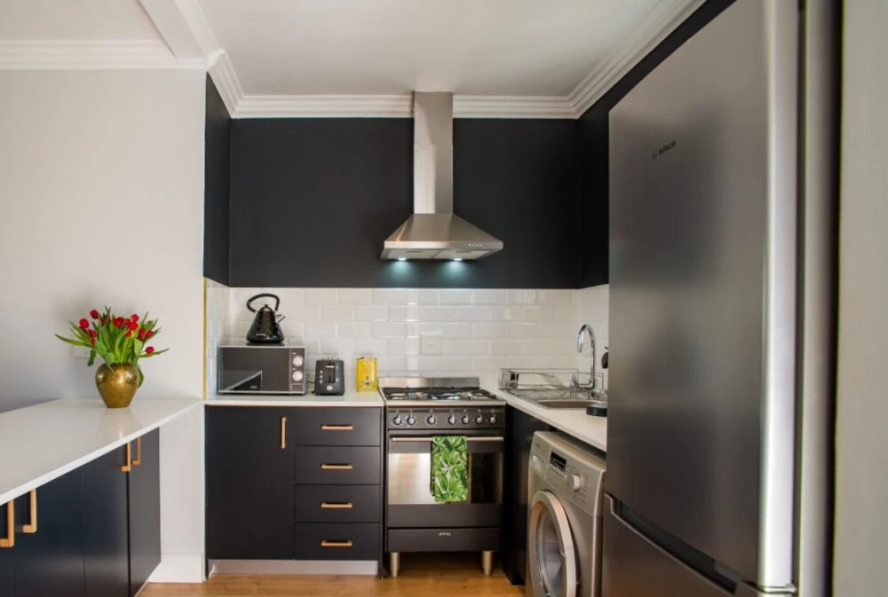 Newly Renovated Top Floor Studio Apartment In Gardens