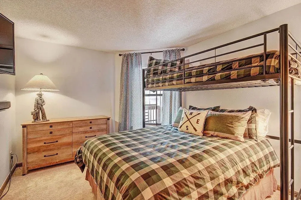 Tyra Summit A2E/F - 4 Br Condo