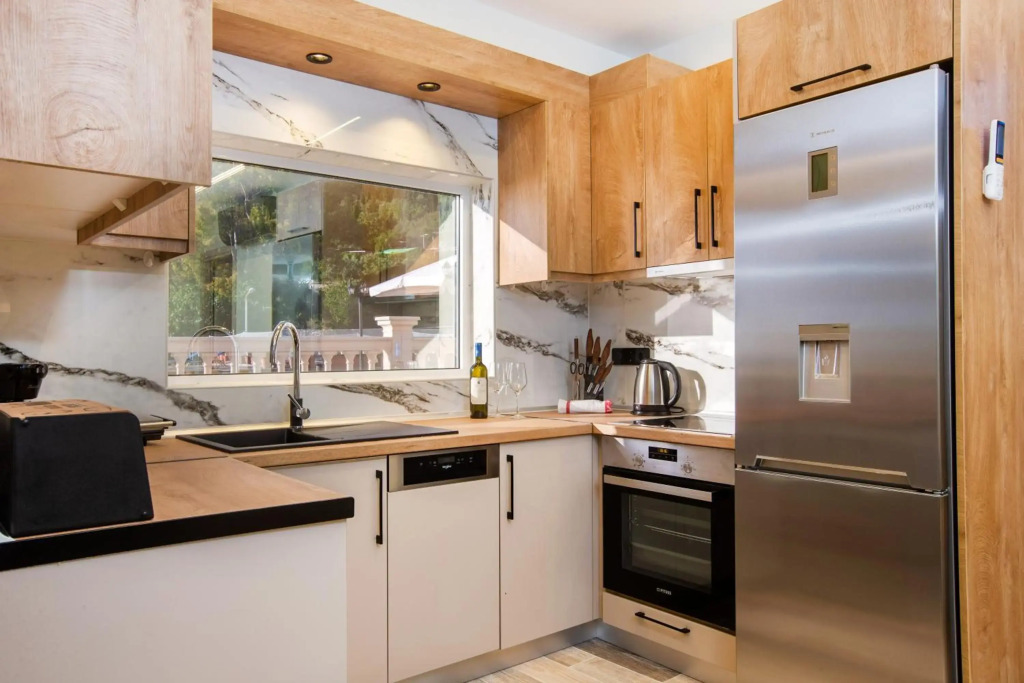 Black Rocks Family, Luxury Seafront Beach Maisonette