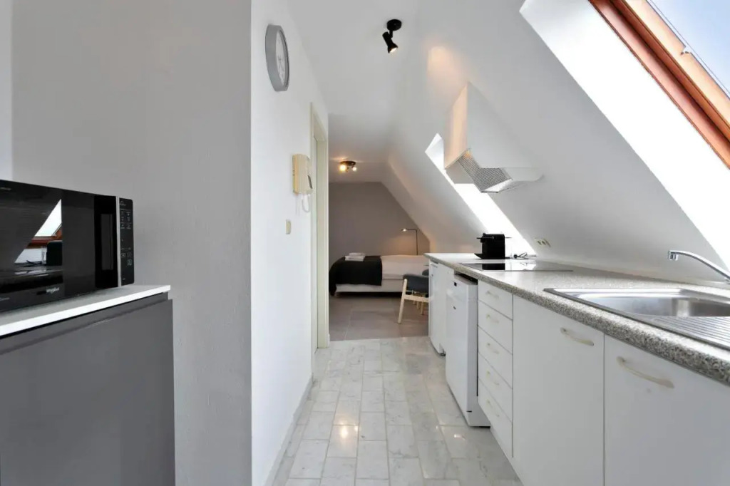 Warm Lofty and Spacious Studio