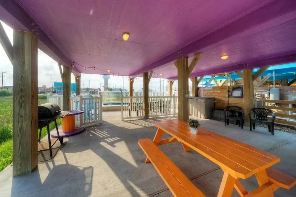 Purple Parrot by Avantstay Heated Pool, Beach Access & Central Port A Location