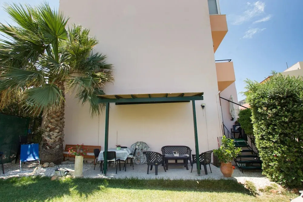 Kostas Apartment Very Near to Amoudara Beach