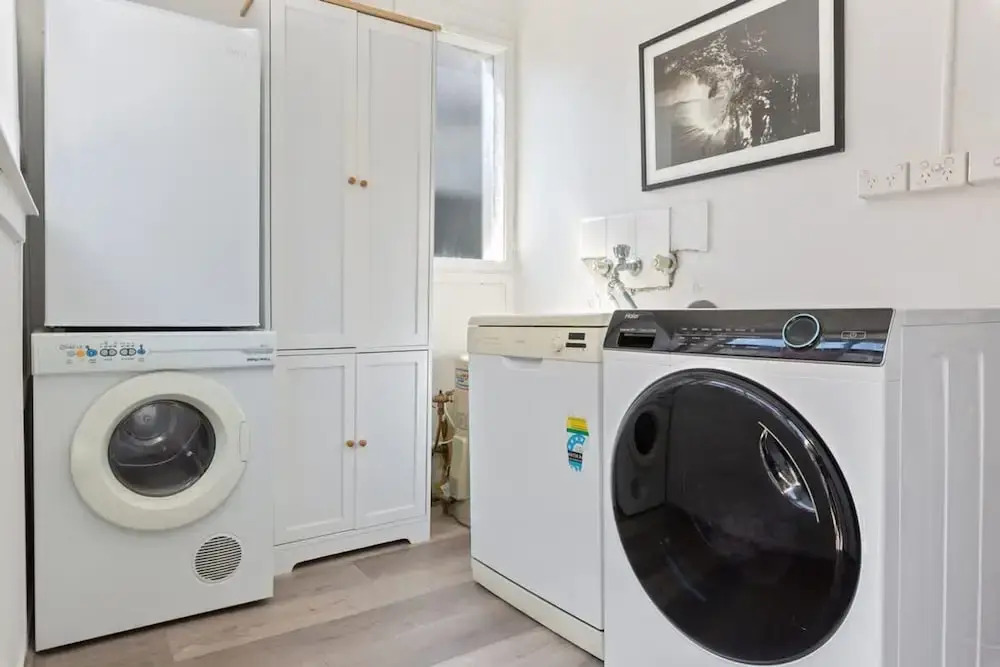 Peaceful 2 Bedroom With Private Backyard and BBQ