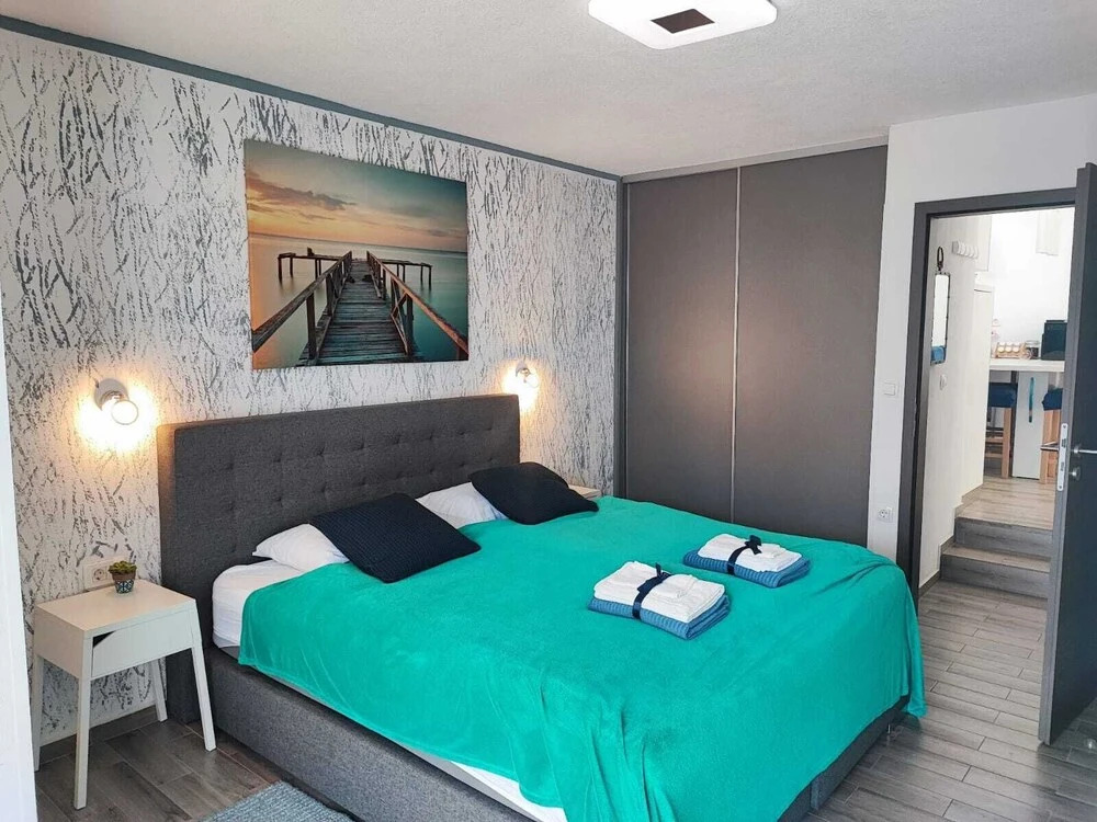 Pop Villa Sleeps 3 with Pool