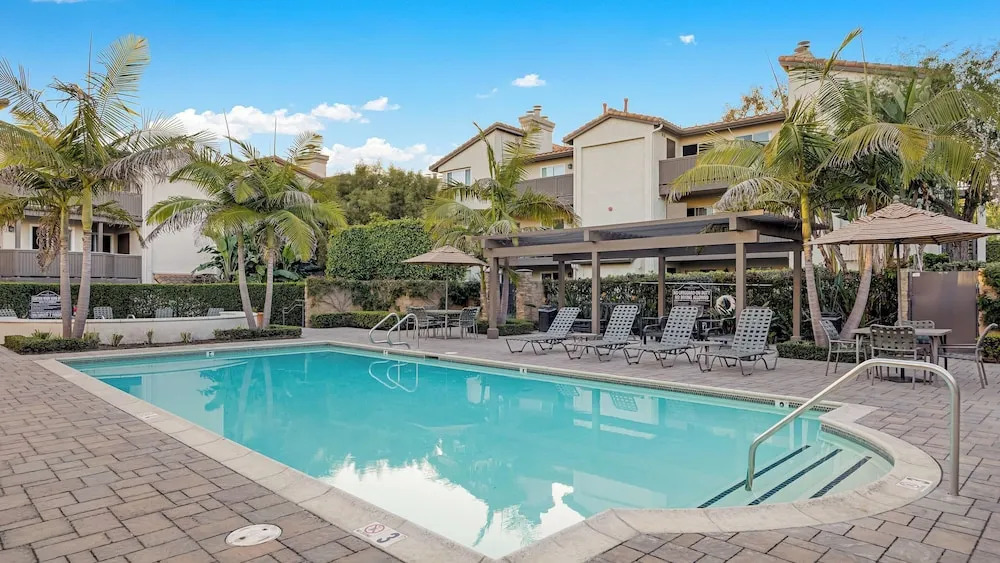 Walk to Beach Pool, Hot Tub, Private Patio, Parking Seabreeze Retreat