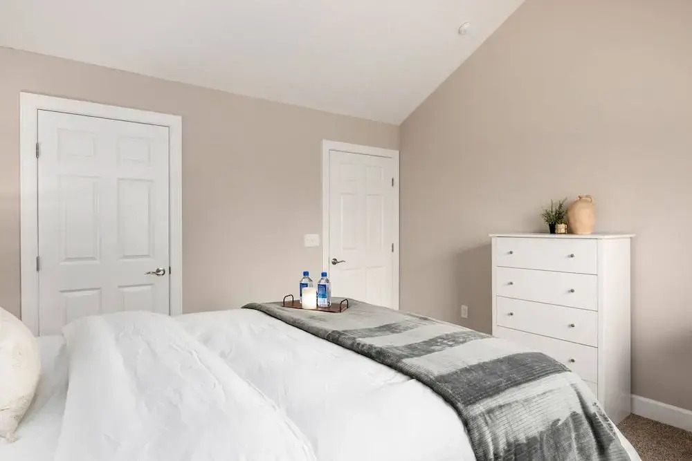 Woodland Penthouse 2BR W D Pool Gym Walkable