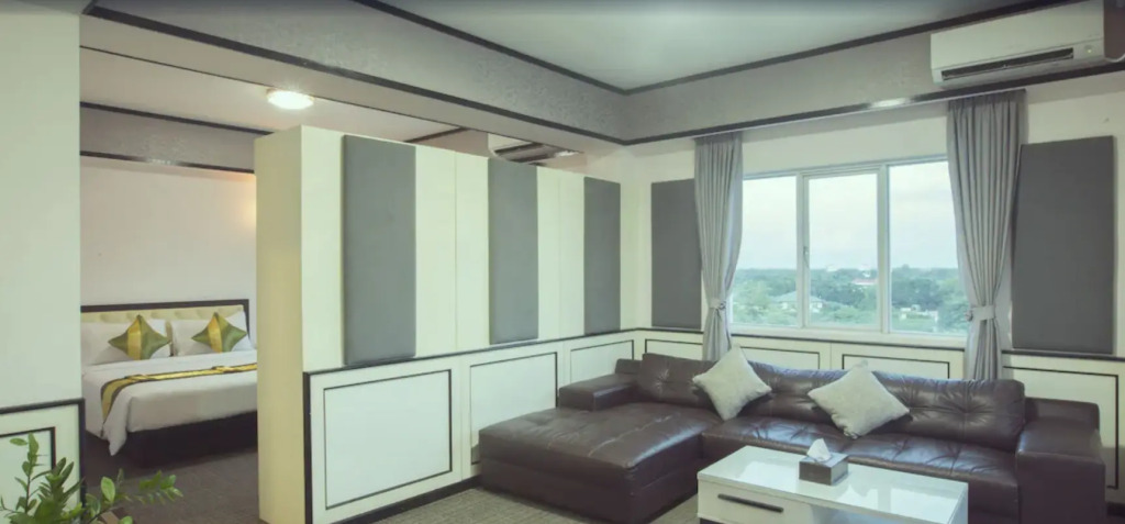 Platinum River View Hotel