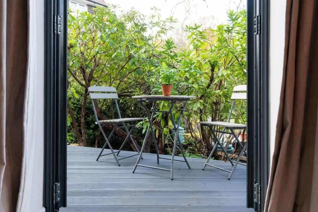 Studio Acorn private parking and garden