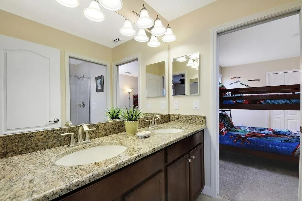Beautifully decorated 6 beds at Champions Gate