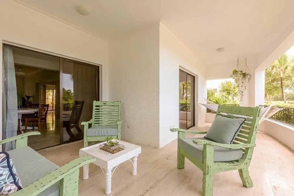Cozy 2-bedroom Apartment in Private Complex With Pool With Free Shuttle to the Beach