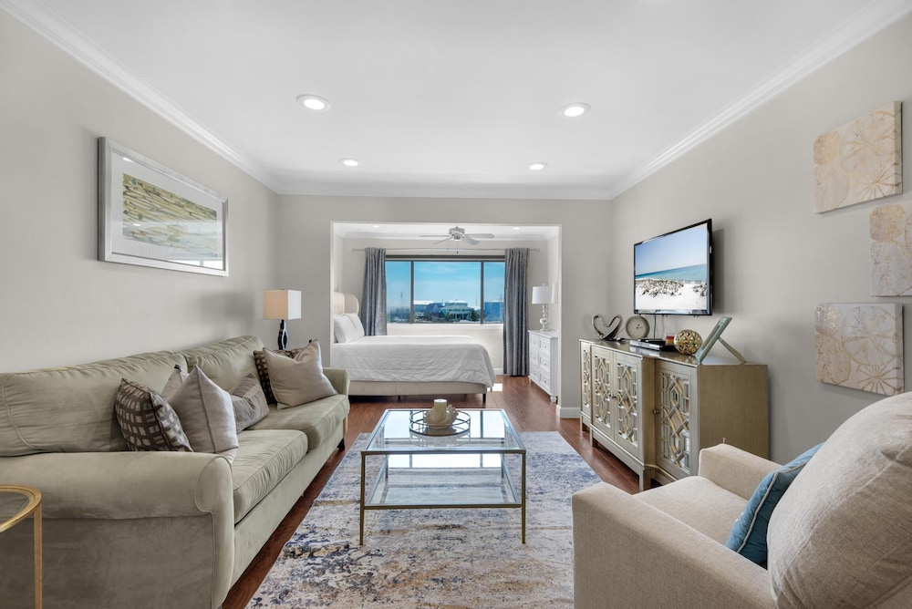 Sunset Harbor Palms 2-304