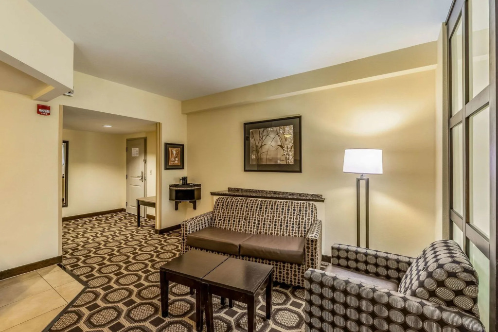Отель Holiday Inn Express & Suites Lexington