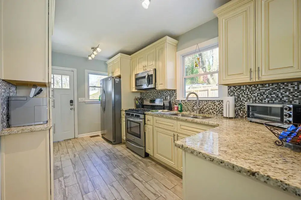 Plan A Trip To Georgia Aquarium In This Comfy 3BR