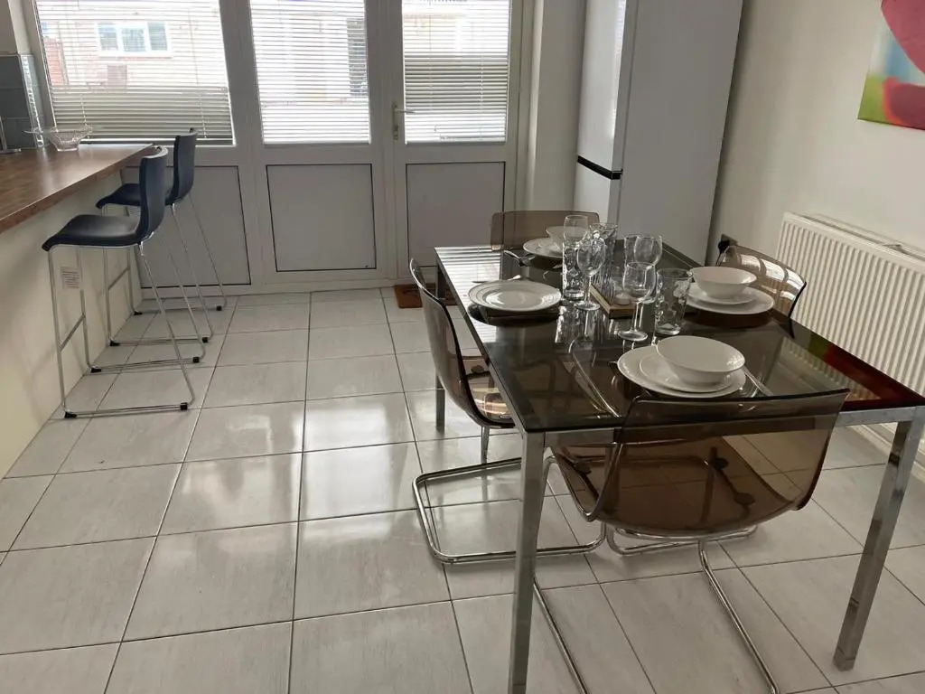3-bed Semi-detached House, Wifi, Parking, Outdoor Space