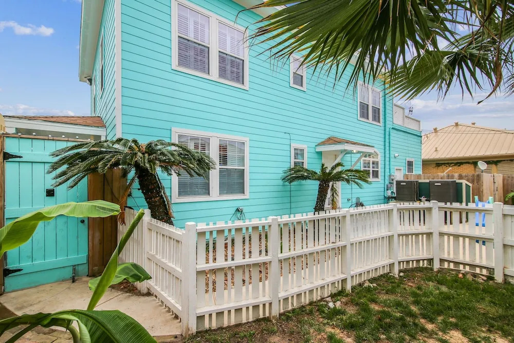 The Turquoise Turtle 4 Bedroom Home