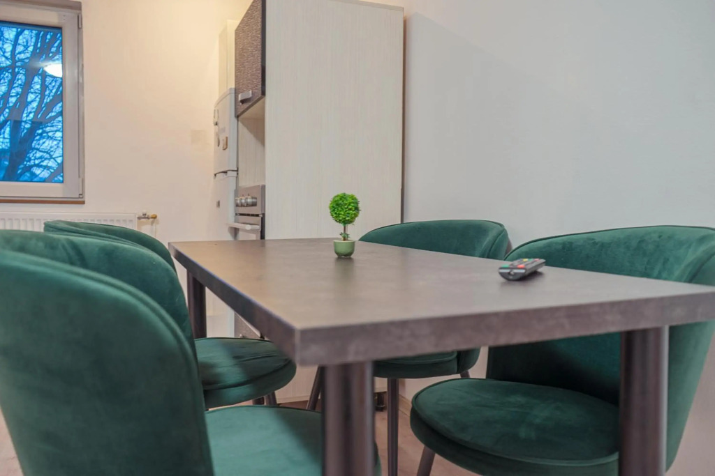 Lovely 2 bedroom, living and private bath apartment