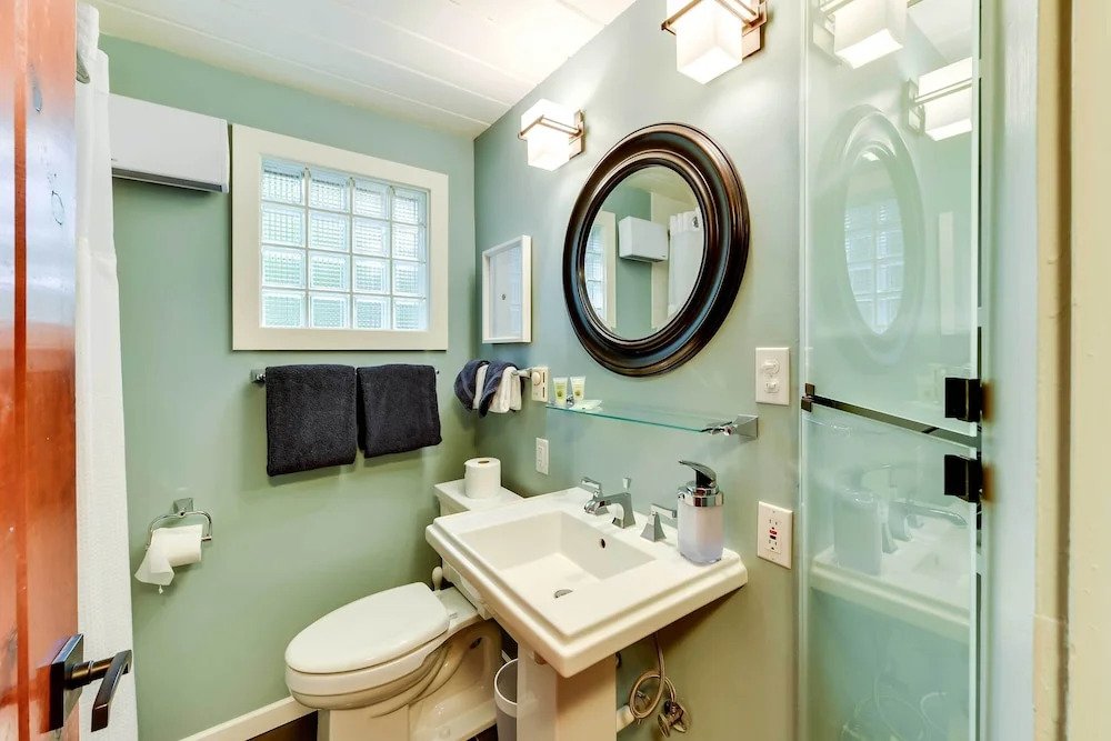 'the Nest' Gorgeous Waterfront La Conner Getaway!