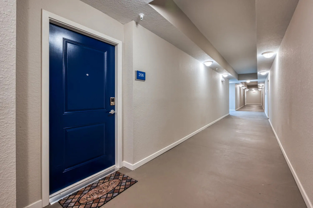 Comfortable home with balcony near Universal Parks