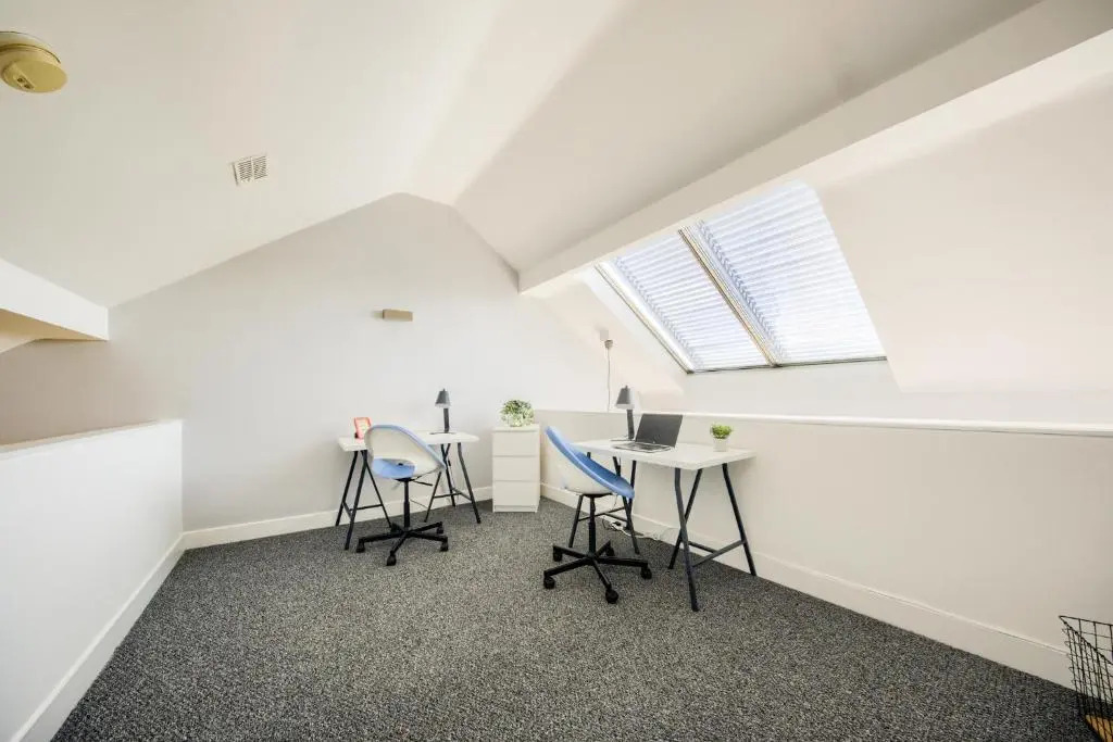 Coventry Luxury Townhouse City Centre Private Parking Sleeps 9 by EMPOWER HOMES rates incl VAT