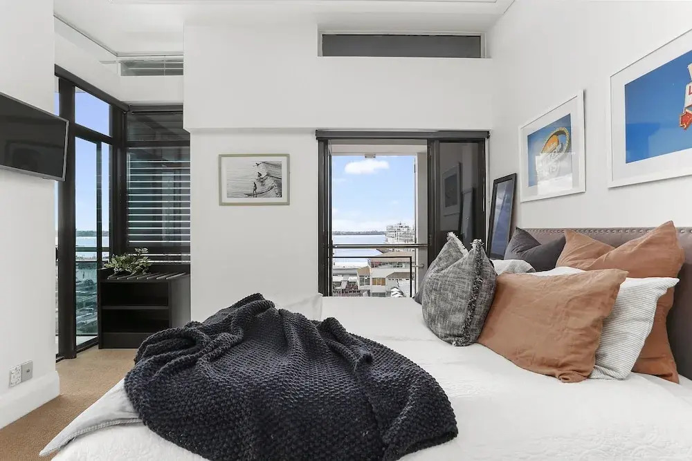Bright Modern One Bed Marina Penthouse - by Urban Butler