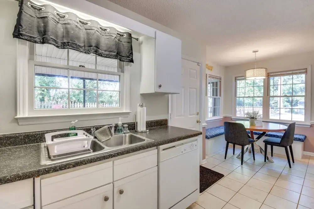 Seneca Escape w/ Screened Patio: Near Lakes!