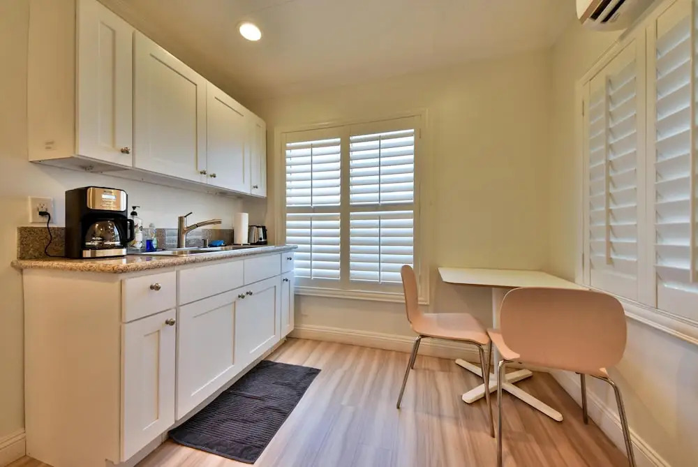 Lovely Modern Studio Near Disneyland, Bars, & Food
