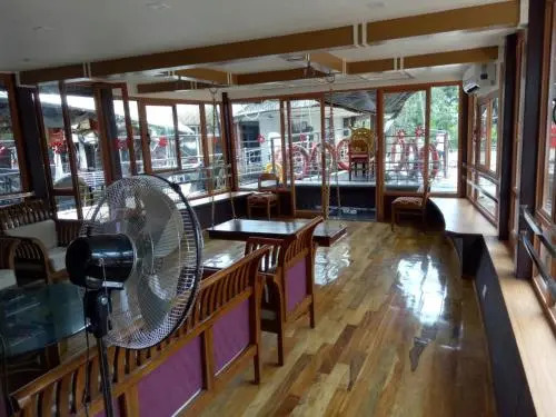 Green Heaven House Boat 1