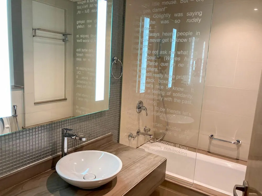 Stunning Fully Furnished 2 Bedroom in Paramount Prime Location Business bay