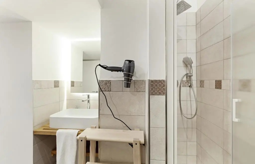 Sleek flat 4 guests 450mt from the Colosseum