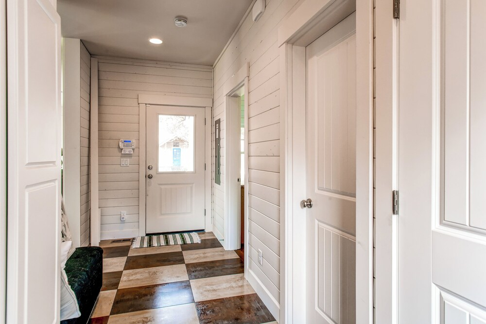 Modern Gearhart Getaway, Walk to Beach & Downtown!
