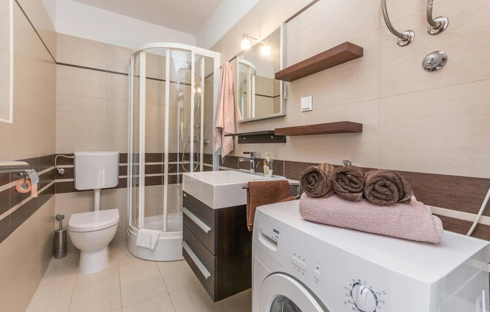 Beautiful Home in Veli Iz With 5 Bedrooms, Wifi and Outdoor Swimming Pool