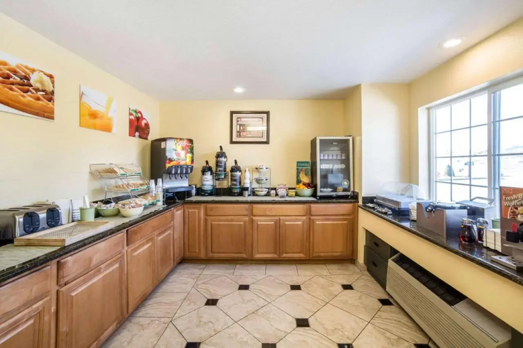 Econo Lodge Inn And Suites