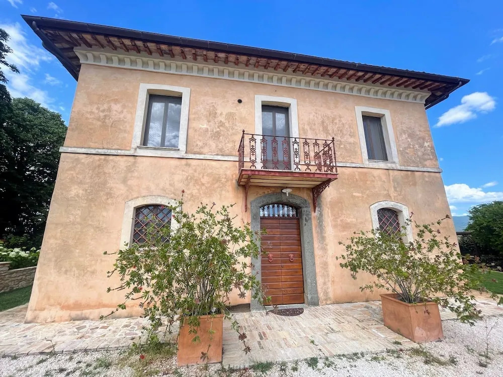 Spoleto Tranquilita sleeps 20 with Wifi Pool Yoga Studio Gardens and Views