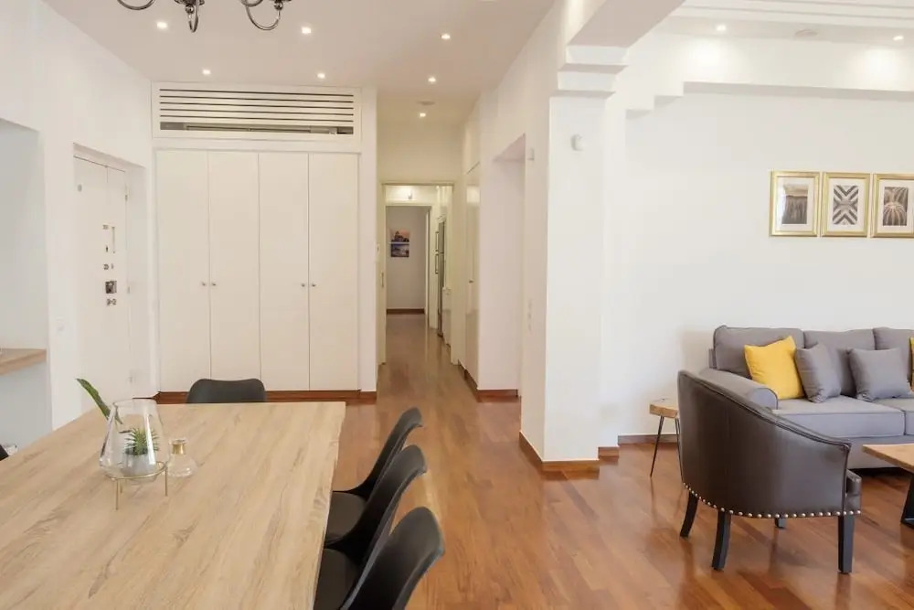Spacious Modern 3BD Apartment