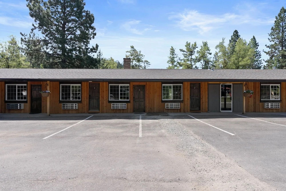 Lake Village Lodge