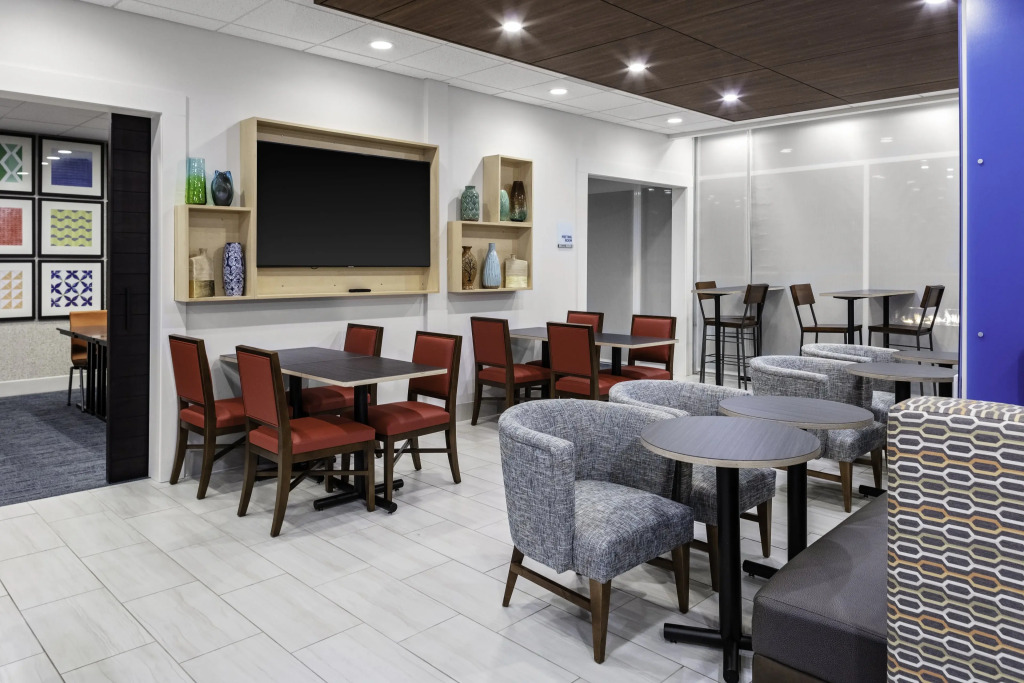 Holiday Inn Express & Suites Wilmington West - Medical Park by IHG