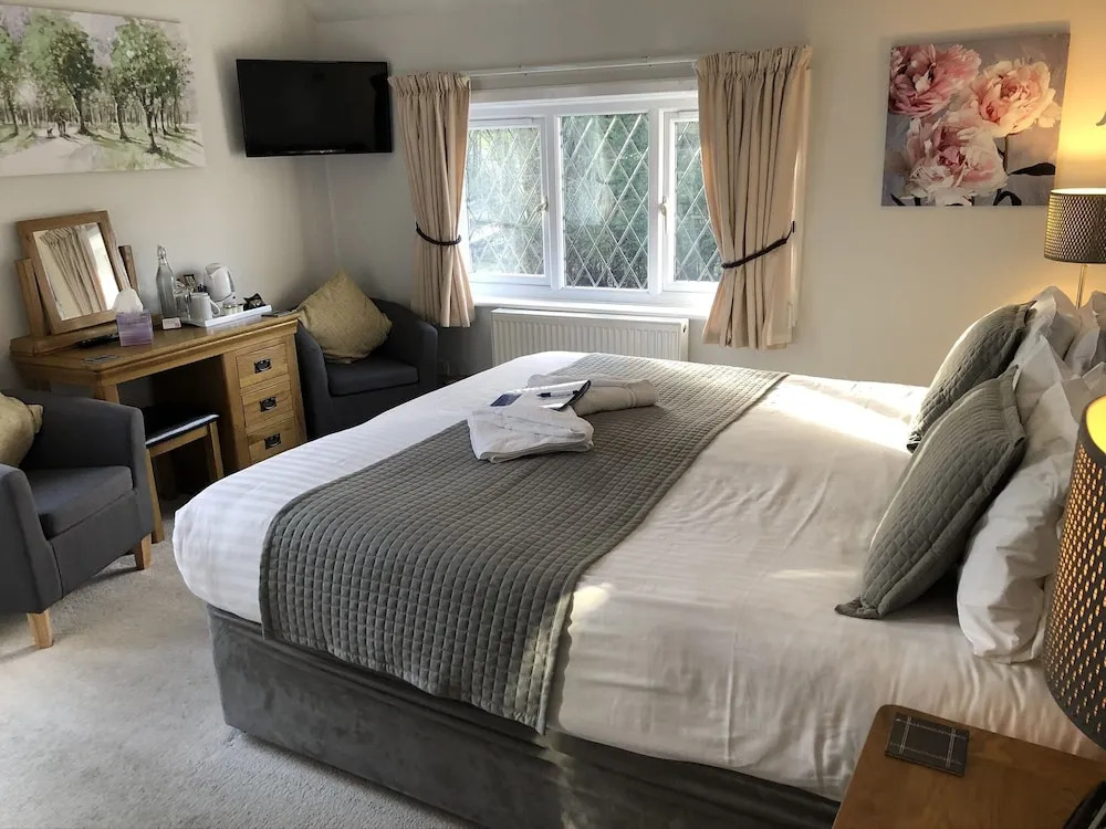 Trumbles Gatwick B&B, Peaceful Stay with Parking & Easy Airport Access