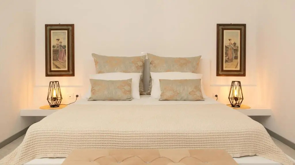 white house apollon naxos