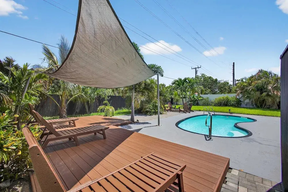 Luxury Meets Paradise Family-friendly 4BR w Pool
