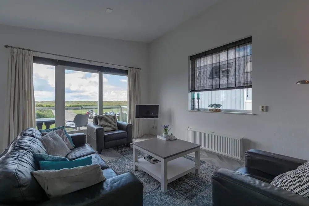 Beachside Apartment With Balcony