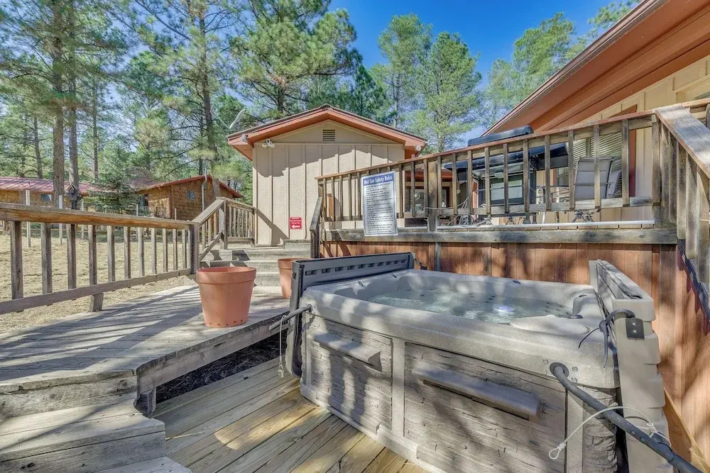 Ruidoso Cabin w/ Hot Tub ~ 2 Mi to Grindstone Lake