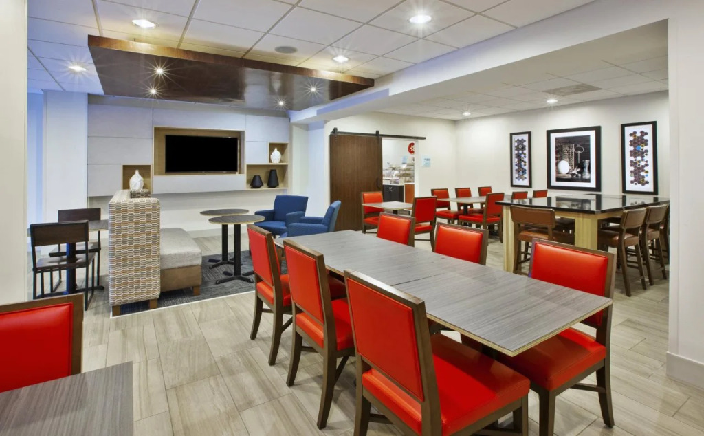 Holiday Inn Express & Suites Manchester by IHG