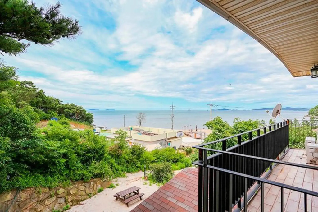Seokmodo Beach White House Pension