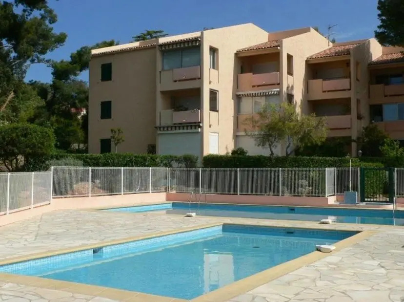 Studio avec piscines à 500m de la plage